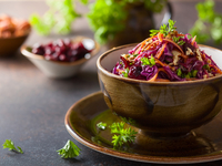 Летний салат из краснокочанной капусты