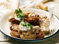 Стейк по-швейцарски с грибным соусом