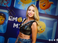 Кроп-топ и меховые тапочки: образ Оли Поляковой на премьере мультфильма в Киеве