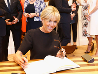 Брижит Макрон украсила обложку французского Elle