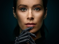 Модель с бионическим протезом руки возвращается на подиум