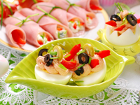 Фаршированные яйца с маслинами и вялеными томатами