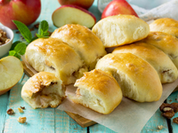 Дрожжевые пирожки с яблоками и корицей