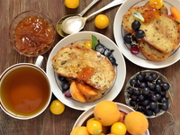 Французские тосты с камамбером и абрикосовым джемом