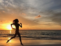 Пляжный образ: Эль Макферсон позирует на берегу океана