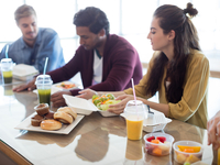 5 причин, почему мы толстеем на работе