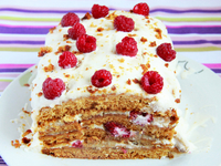 Медовик с малиной и бананами