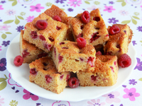 Пирожные с малиной и белым шоколадом