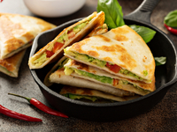 Кесадилья с авокадо, помидорами и перцем чили