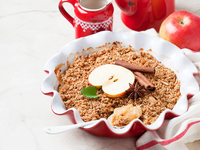 Как приготовить крамбль с яблоками: три вкусные идеи