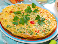 Омлет в мультиварке с помидорами, брынзой и зеленью