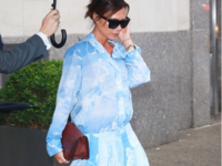 Небесно-голубые тона: Виктория Бэкхем в легком наряде блеснула в Нью-Йорке