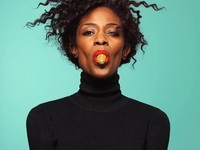 Блестки на языке: в Сети распространился новый бьюти-тренд