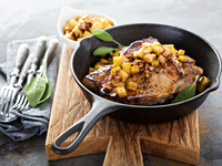 Свиные отбивные с яблоками и орехами