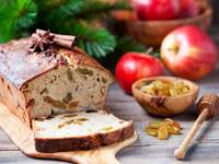 Яблочный кекс с изюмом и корицей