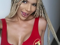 L'Oreal уволила темнокожую модель за расизм