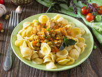 Фрикасе из курицы с морковью и зеленым горошком