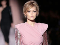 Джиджи Хадид и Кендалл Дженнер в показе новой коллекции Tom Ford