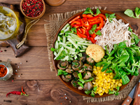 Салат ассорти с курицей, грибами и овощами