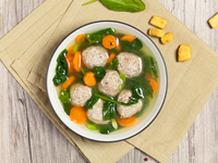 Суп с фрикадельками и шпинатом