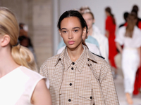 Женственность и красота: Виктория Бекхэм презентовала новую коллекцию