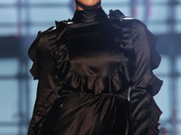 Возвращение на подиум: Ирина Шейк приняла участие в показе Philipp Plein