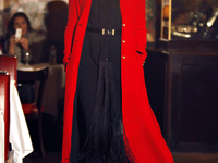 Красное пальто: с чем носить и кому подходит