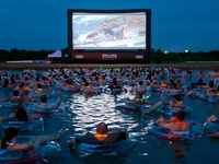 В США открыли кинотеатр на воде