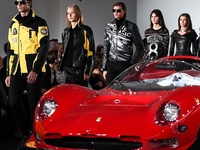 В окружении эксклюзивных машин: показ Ralph Lauren прошел в гараже