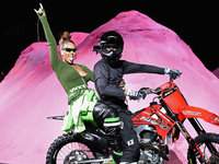 Байкеры и розовые горы: показ новой коллекции Рианны