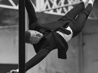 Mango представил деловой костюм, который не промокает и не мнется