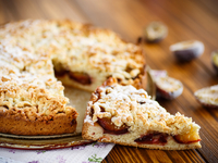 Ароматный сливовый пирог c корицей и безе