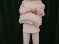 Подушка вместо сумки: новый аксессуар для всех любительниц поспать