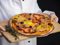 Пицца с колбасой пепперони и сладким перцем