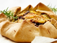 Картофельная галета с пореем и розмарином