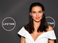 Эффектное появление: Адриана Лима в откровенном платье покорила публику