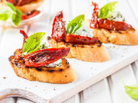 Брускетта с вялеными томатами и козьим сыром