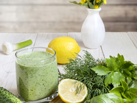 Очищение организма: готовим детокс-коктейль из авокадо и огурца