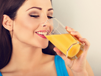 Почему вредно пить апельсиновый сок по утрам
