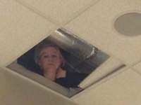 Сеть рассмешил мэм учительницы из США, следящей за детьми с потолка