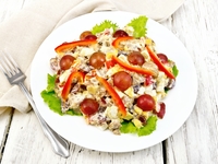 Мясной салат с виноградом и орехами