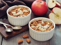 Крамбл с яблоками и миндальными хлопьями