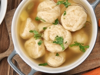 Куриный суп с клецками и зеленью