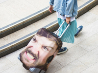 Британцы производят чехлы для чемоданов с портретом владельца