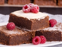Простой шоколадный пирог с малиной