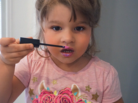 Уроки мейкапа от маленькой девочки взорвали интернет