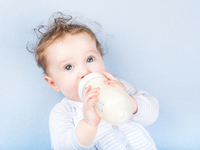 Химикат в составе детских бутылочек повышает риск ожирения – ученые