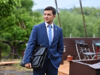 Владимир Зеленский приехал на работу без одежды