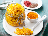 Овощная лапша из кабачков с куркумой