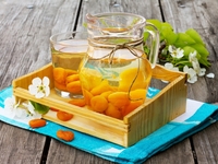 Компот из яблок и кураги